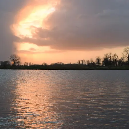 보트호텔 Aussergewoehnliches Hausboot Inmitten Der *
