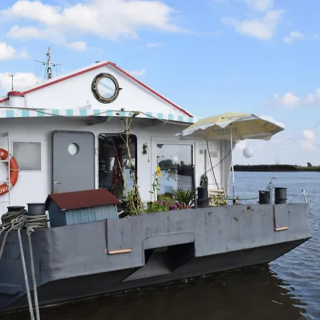 Aussergewoehnliches Hausboot Inmitten Der Botel Wewelsfleth