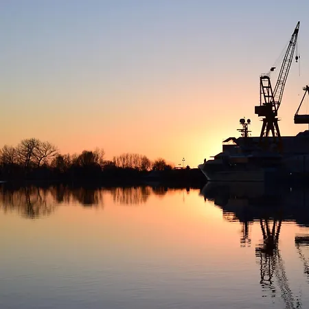 Botel Aussergewoehnliches Hausboot Inmitten Der Wewelsfleth
